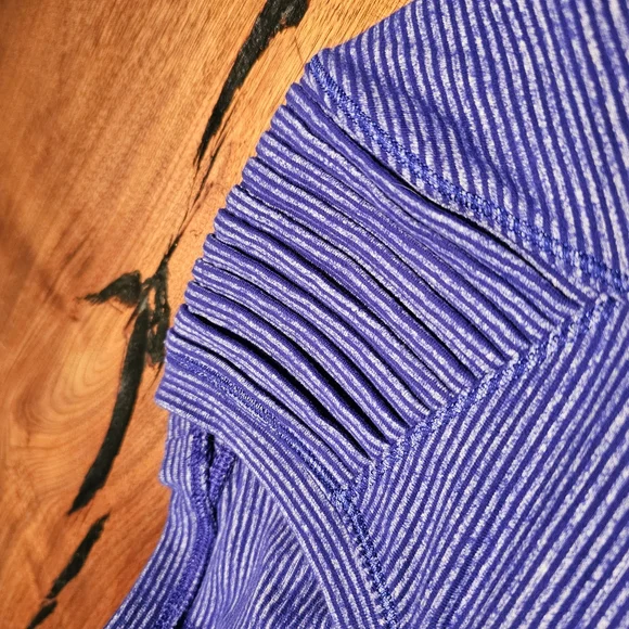 lululemon Long Sleeve Size 4 - Picture 5 of 8